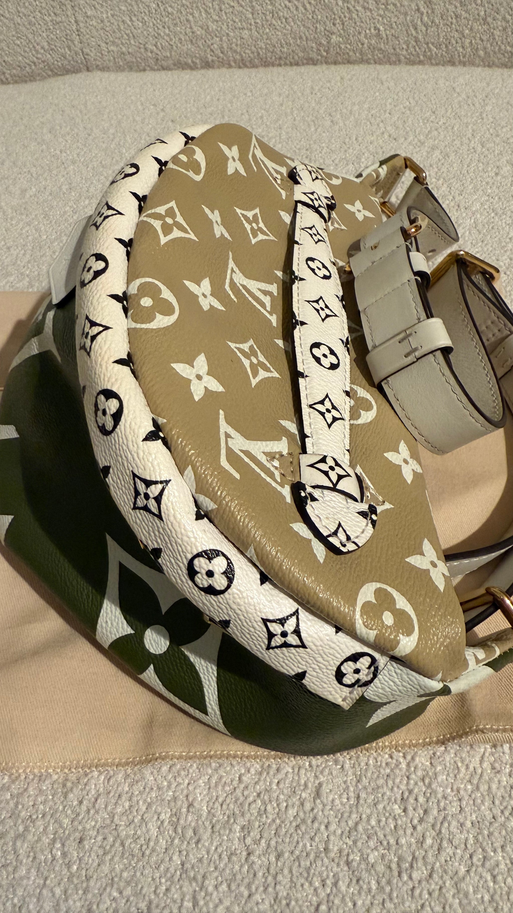 Louis Vuitton Bumbag in Tela Monogram Giant Khaki – Edizione - Main Image