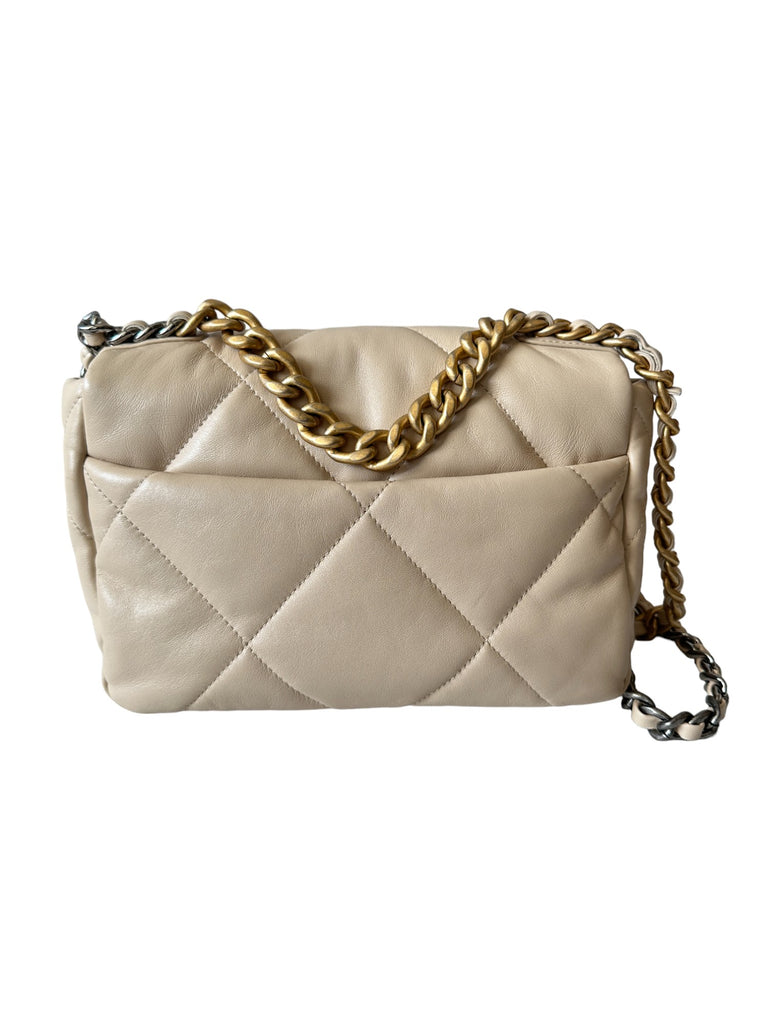 Chanel 19 Media beige chiaro su dustbag nera, con metalleria dorata e rutenio e cartellino Chanel.